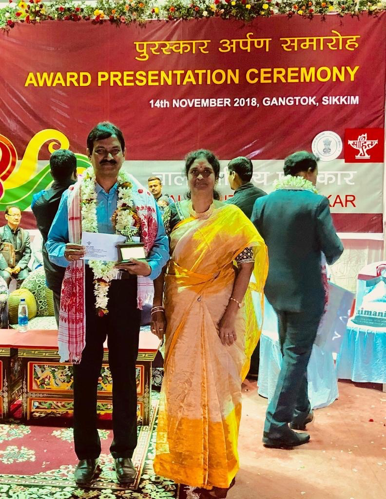 సాహిత్య అకాడమీ అవార్డు తో 